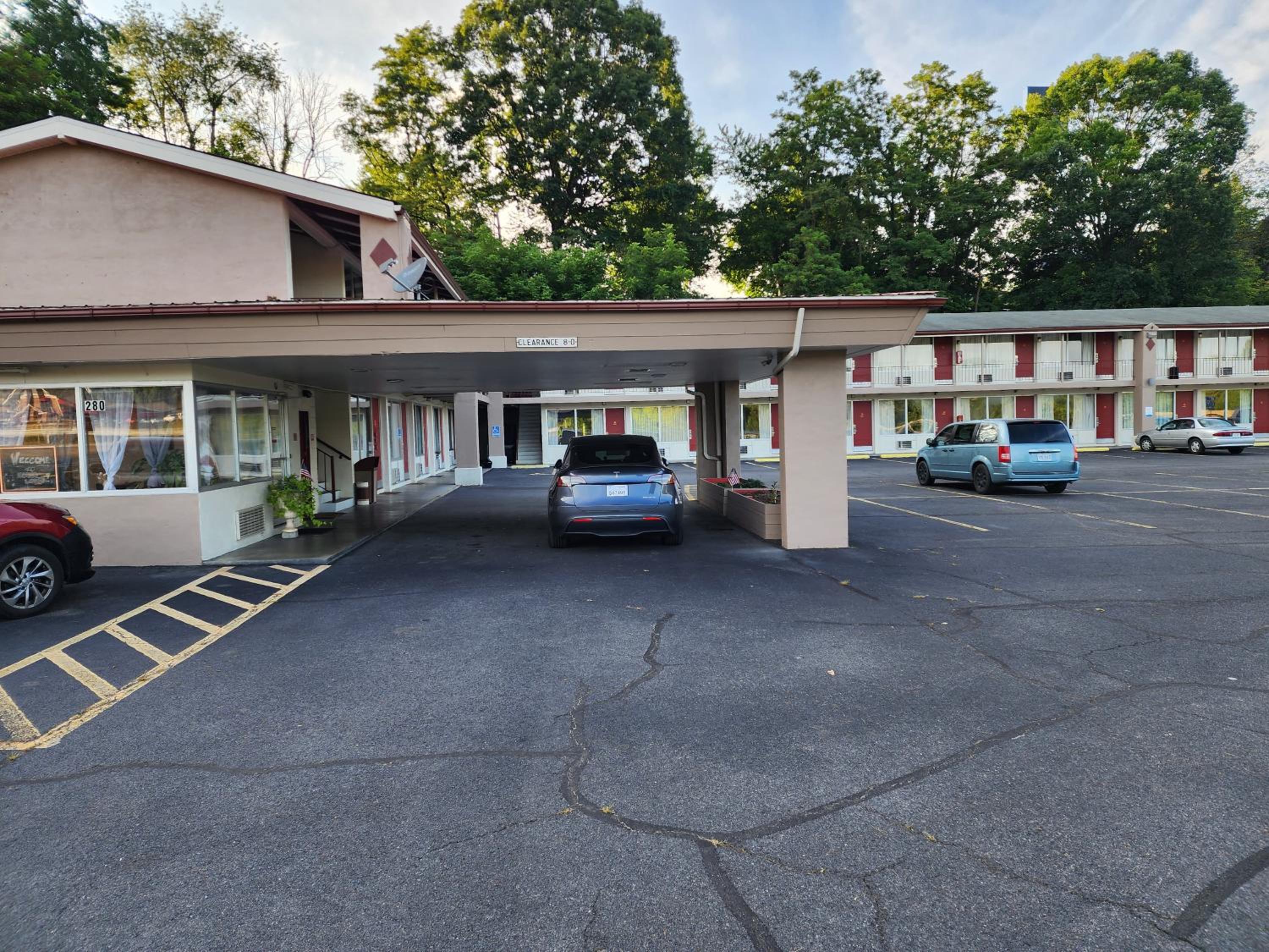 Wytheville Vacations - Econo Lodge Wytheville I-77  I-81 - Property Image 12