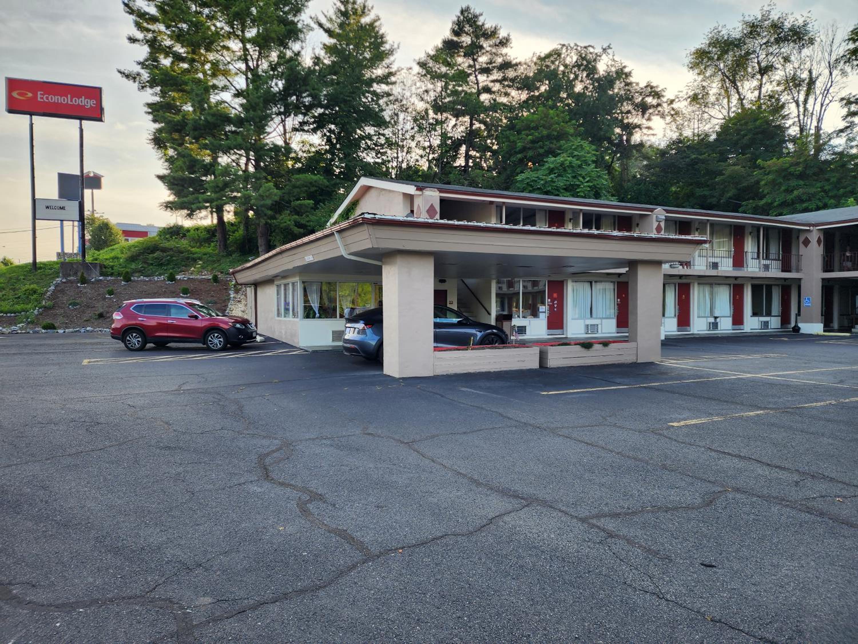 Wytheville Vacations - Econo Lodge Wytheville I-77  I-81 - Property Image 1