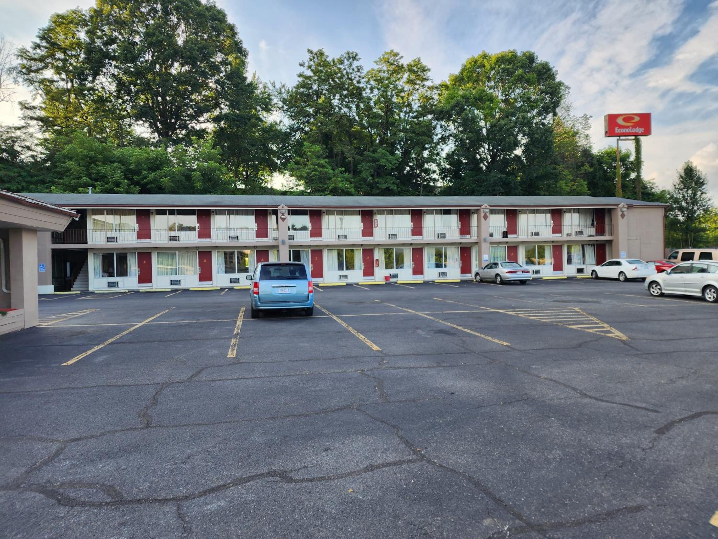 Wytheville Vacations - Econo Lodge Wytheville I-77  I-81 - Property Image 4