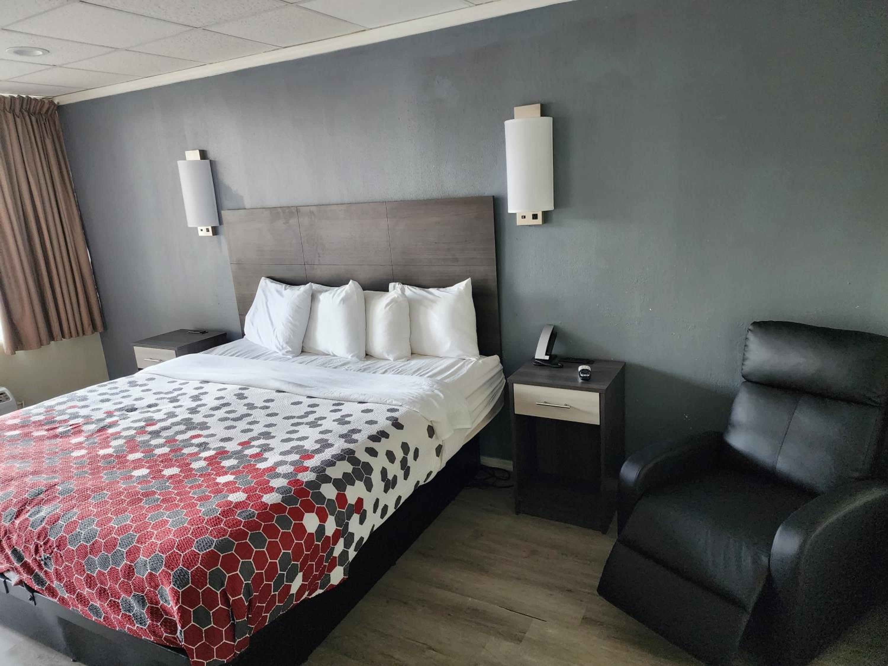 Wytheville Vacations - Econo Lodge Wytheville I-77  I-81 - Property Image 6