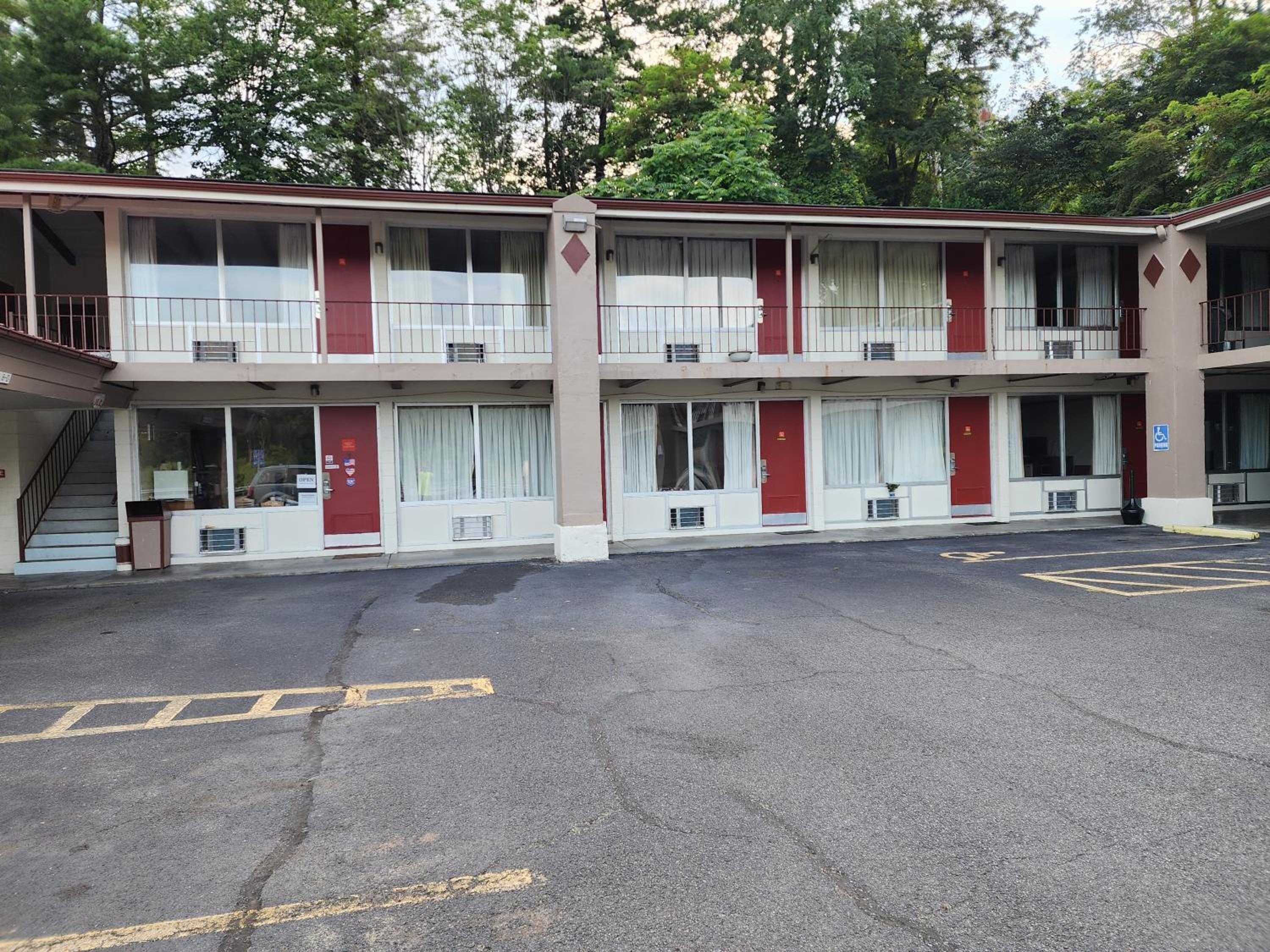 Wytheville Vacations - Econo Lodge Wytheville I-77  I-81 - Property Image 2