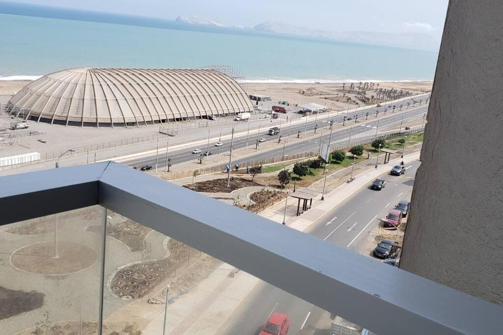 apartamento de estreno con balcón frente al mar.