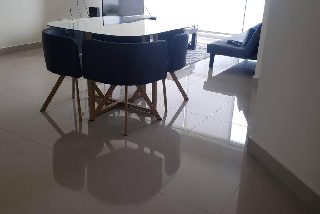 apartamento de estreno con balcón frente al mar.
