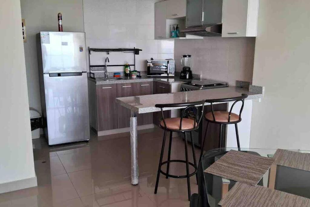 apartamento de estreno con balcón frente al mar.
