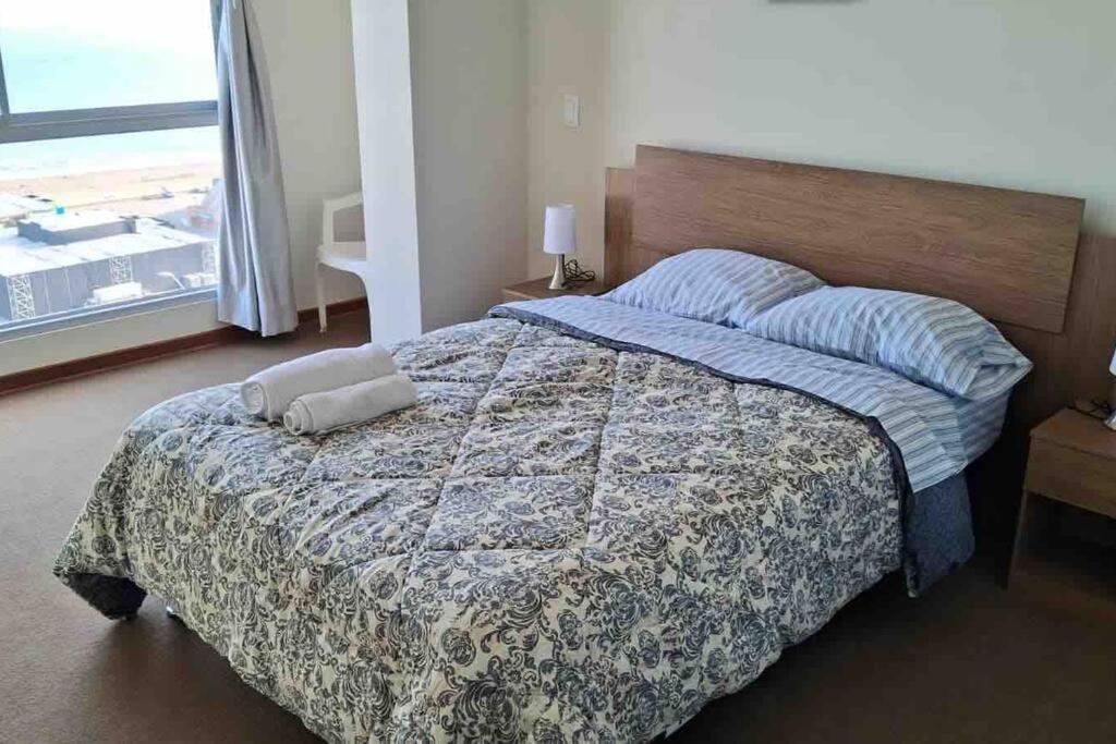 apartamento de estreno con balcón frente al mar.