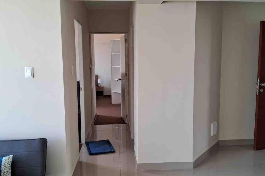 apartamento de estreno con balcón frente al mar.