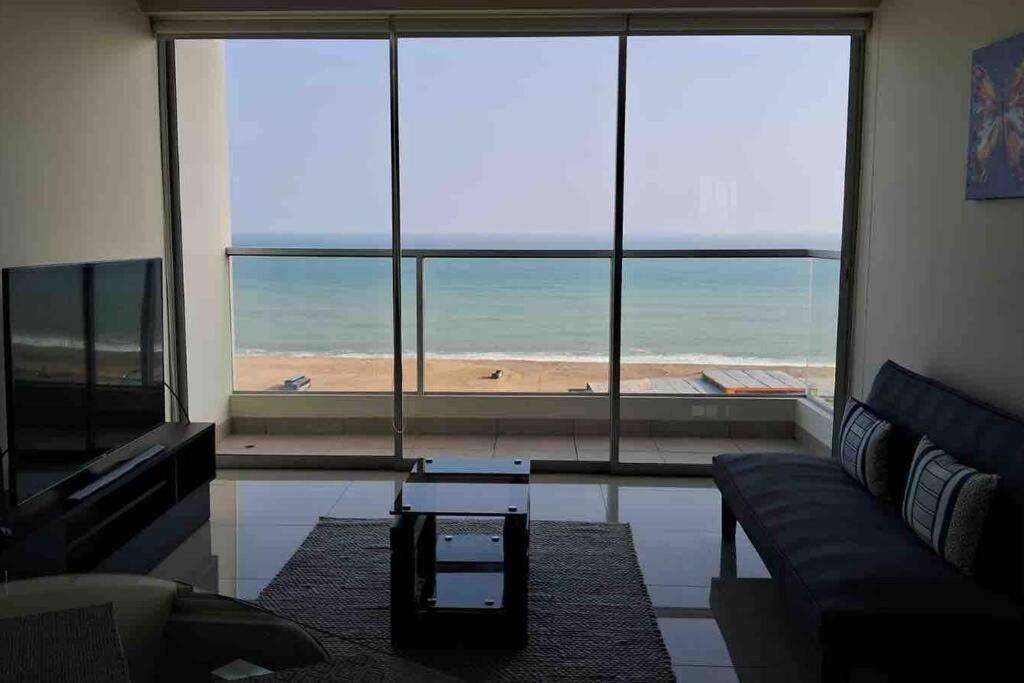apartamento de estreno con balcón frente al mar.
