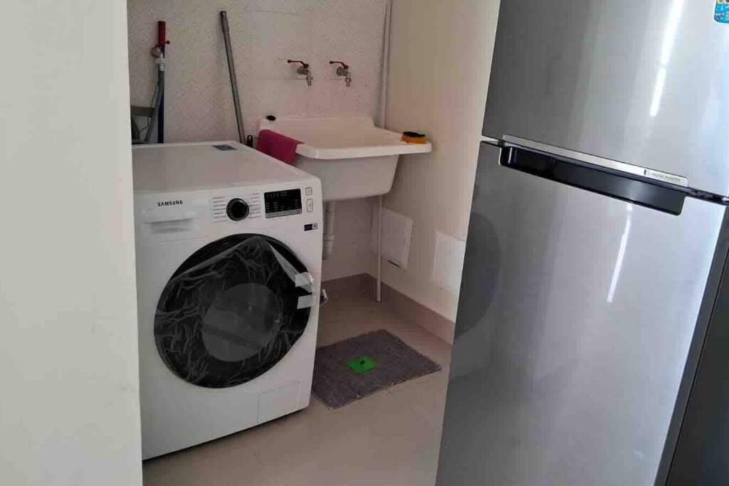 apartamento de estreno con balcón frente al mar.