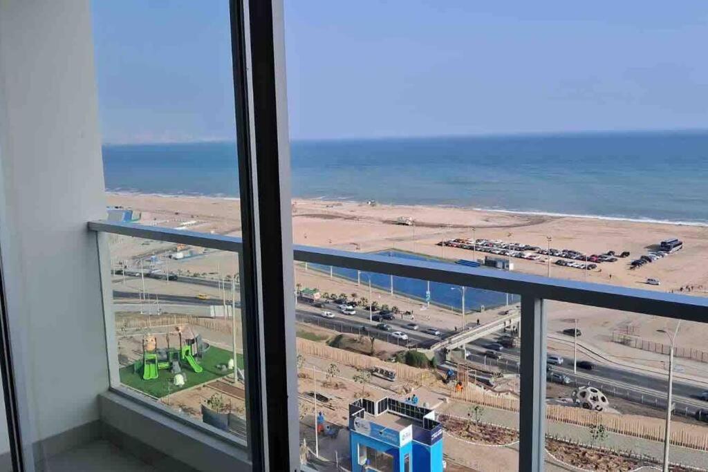 apartamento de estreno con balcón frente al mar.