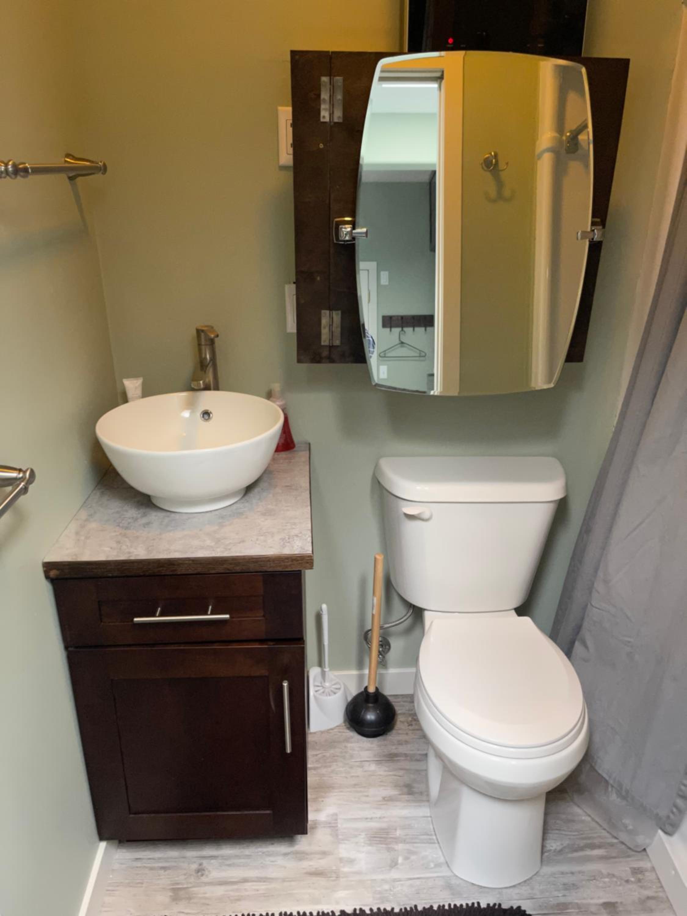 Bright and Cozy 1 Bedroom Suite
