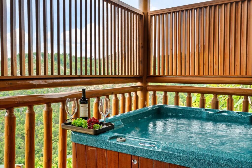 EPIC VIEW-Pvt Indoor POOL- 6 Mstr BR- 5Mi to Pkwy view 4