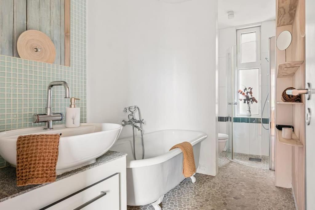 Dinbnb Apartments I Characteristic Townhouse with Bathtub view 4