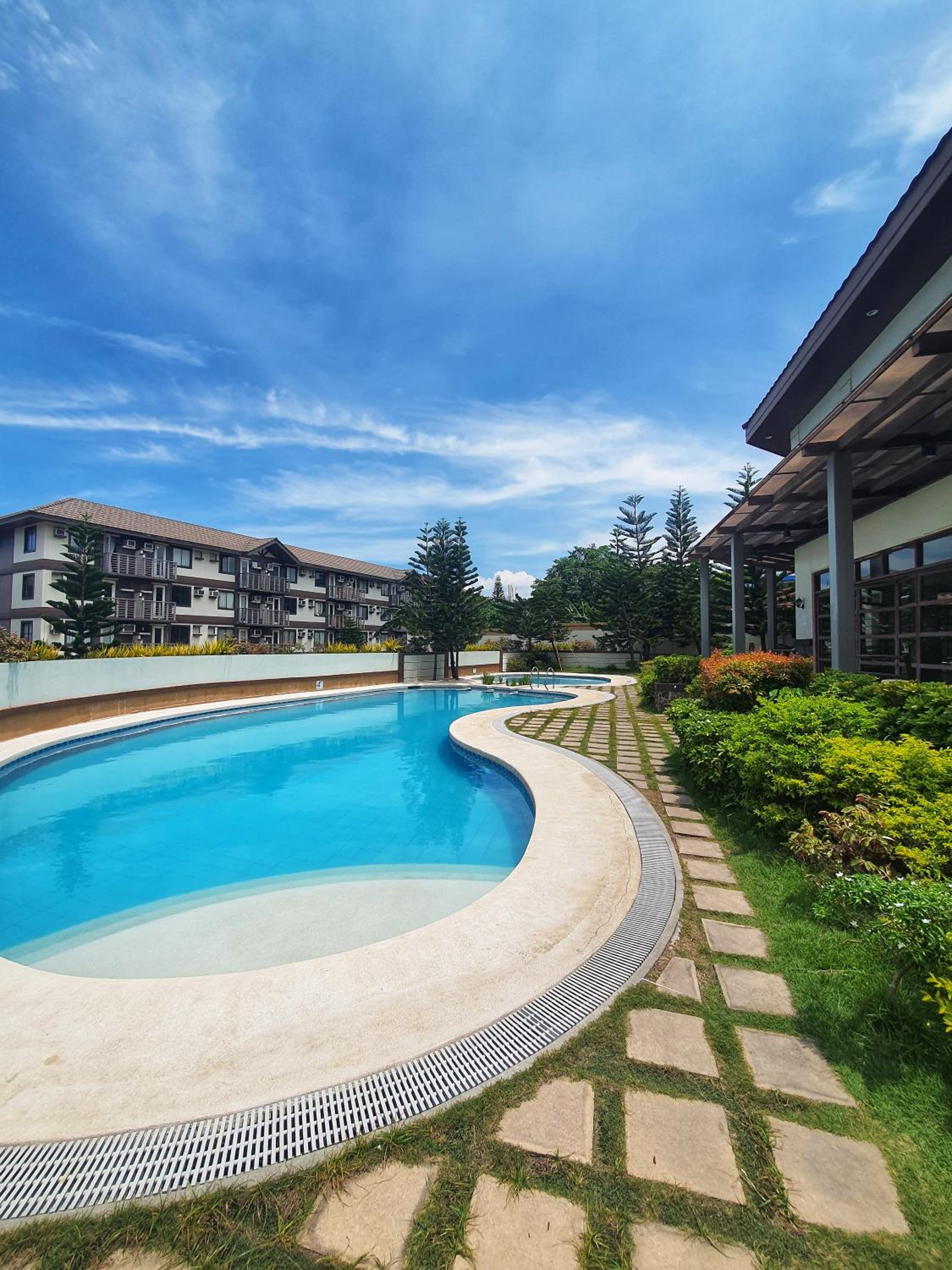 Tagaytay Vibe King Bed Suite near Alabang Muntinlupa view 2