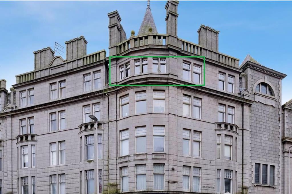 Executive Top Floor 1 Bedroom Apartment