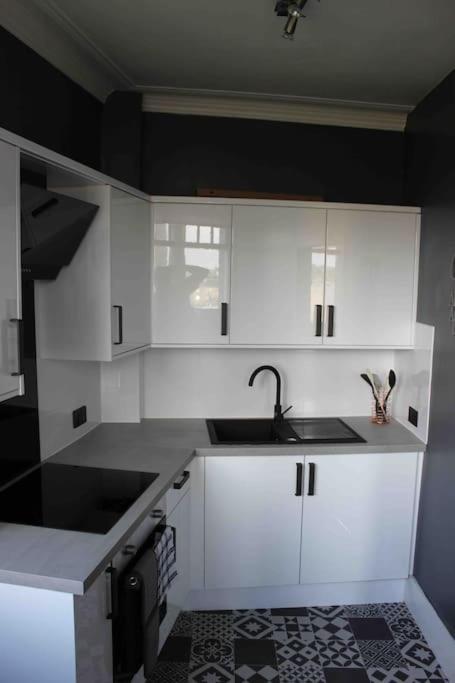 Executive Top Floor 1 Bedroom Apartment