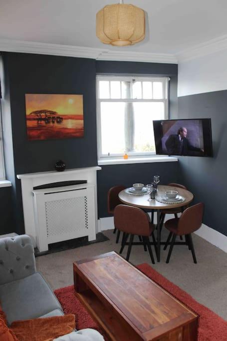 Executive Top Floor 1 Bedroom Apartment