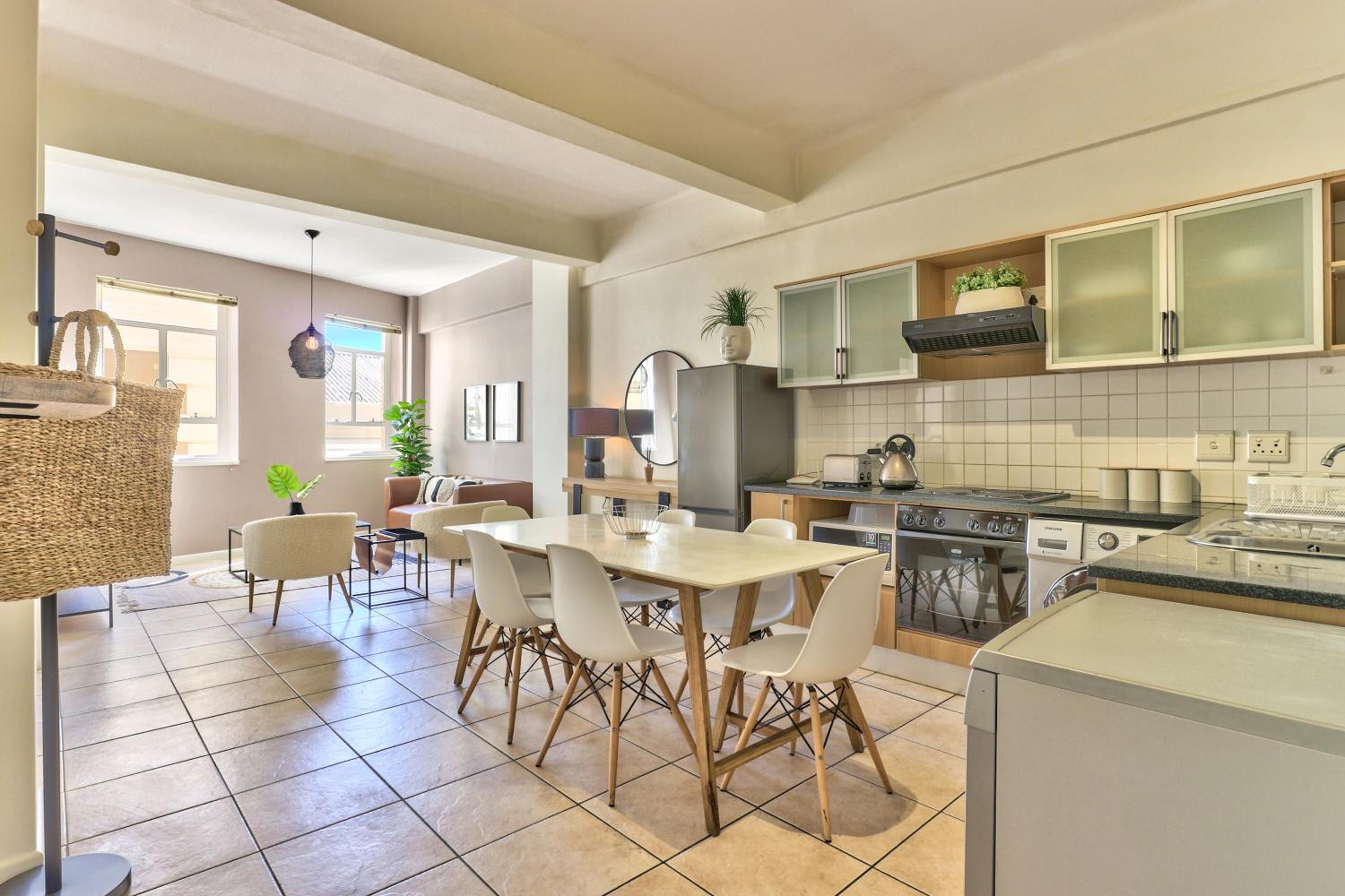 The Piazza 1 Bedroom spacious apartment with Study view 3