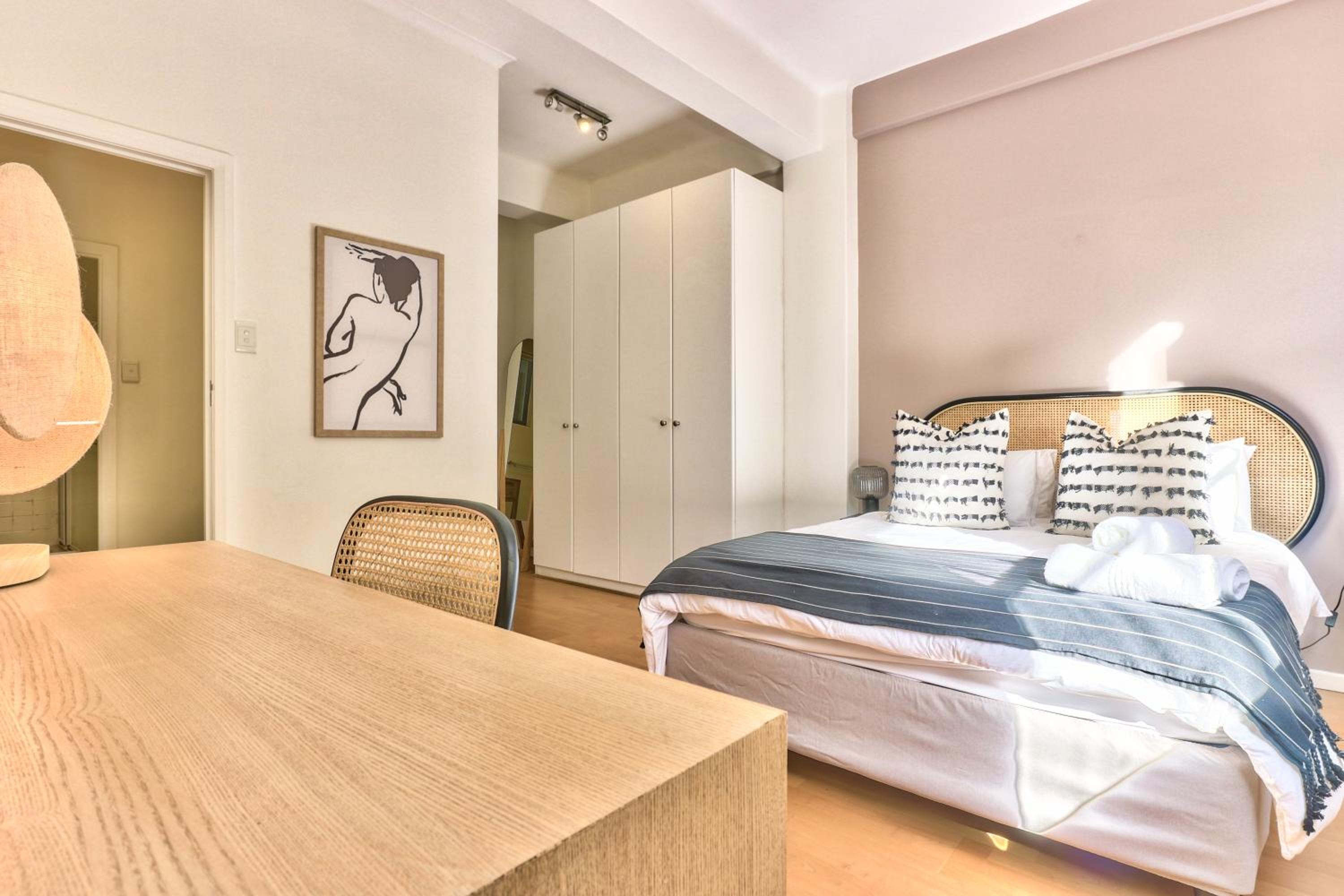 The Piazza 1 Bedroom spacious apartment with Study view 4