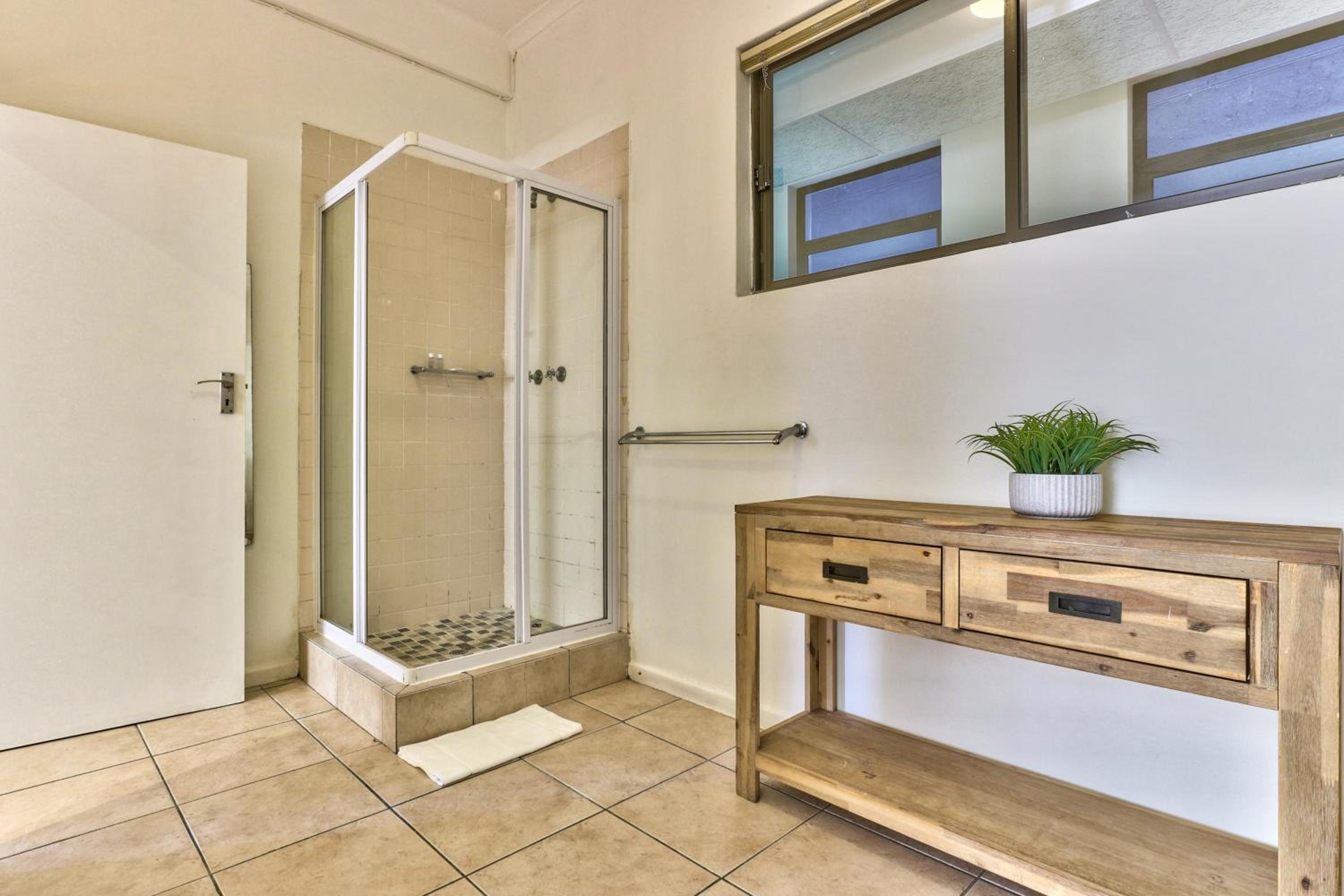 The Piazza 1 Bedroom spacious apartment with Study view 5