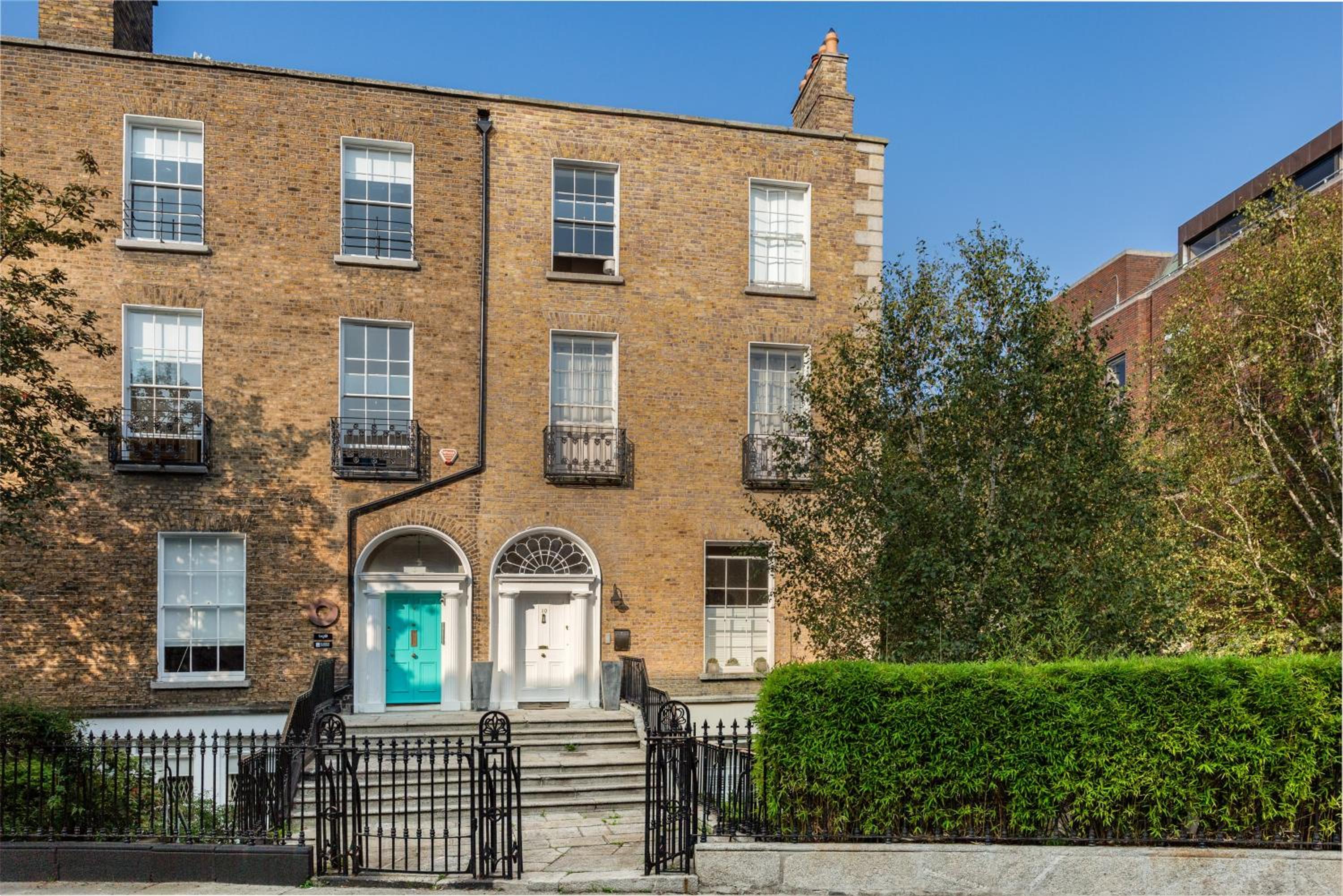 Spectacular 2 Bedroom Apartment with Sunny Garden & Terrace