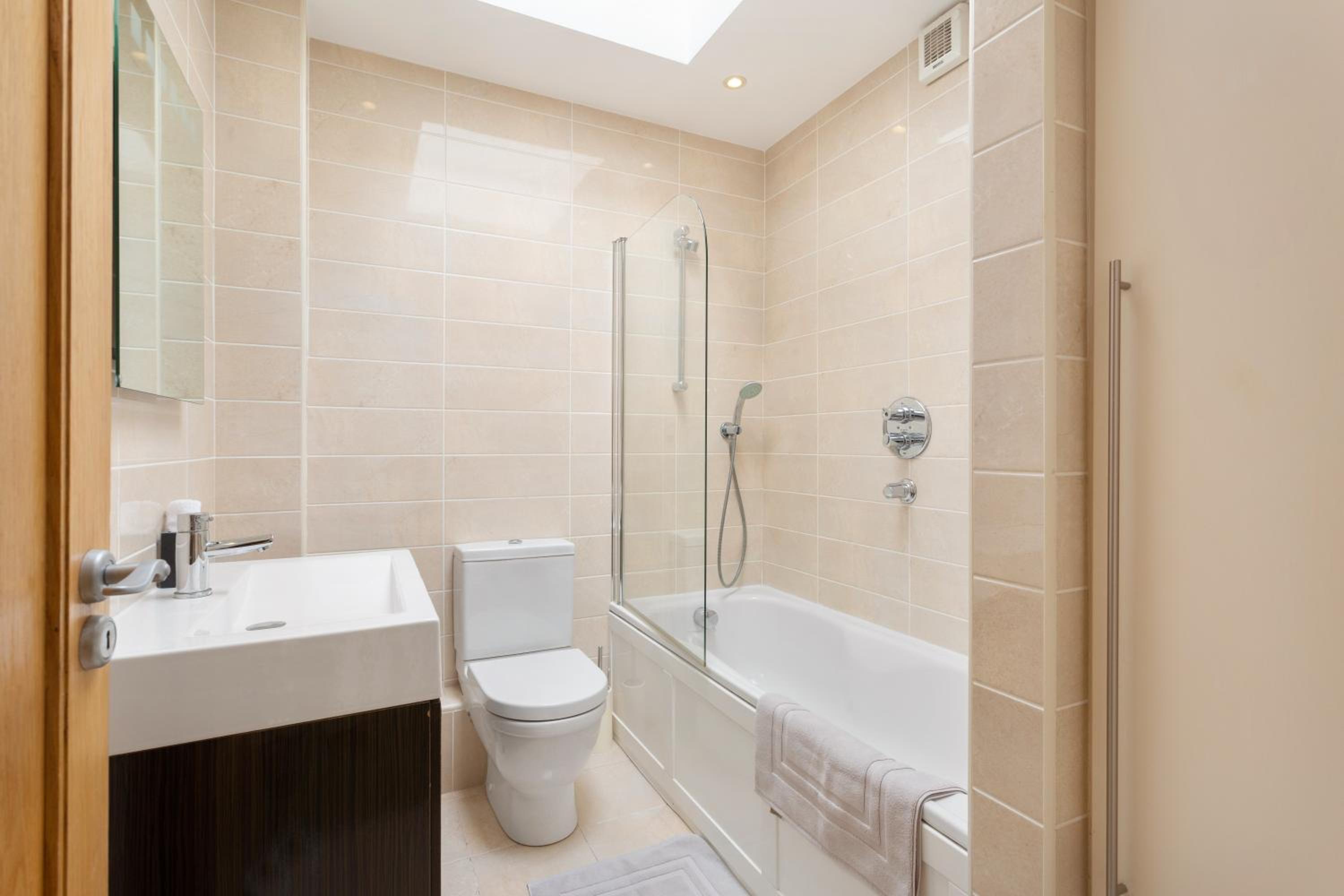 Spectacular 2 Bedroom Apartment with Sunny Garden & Terrace