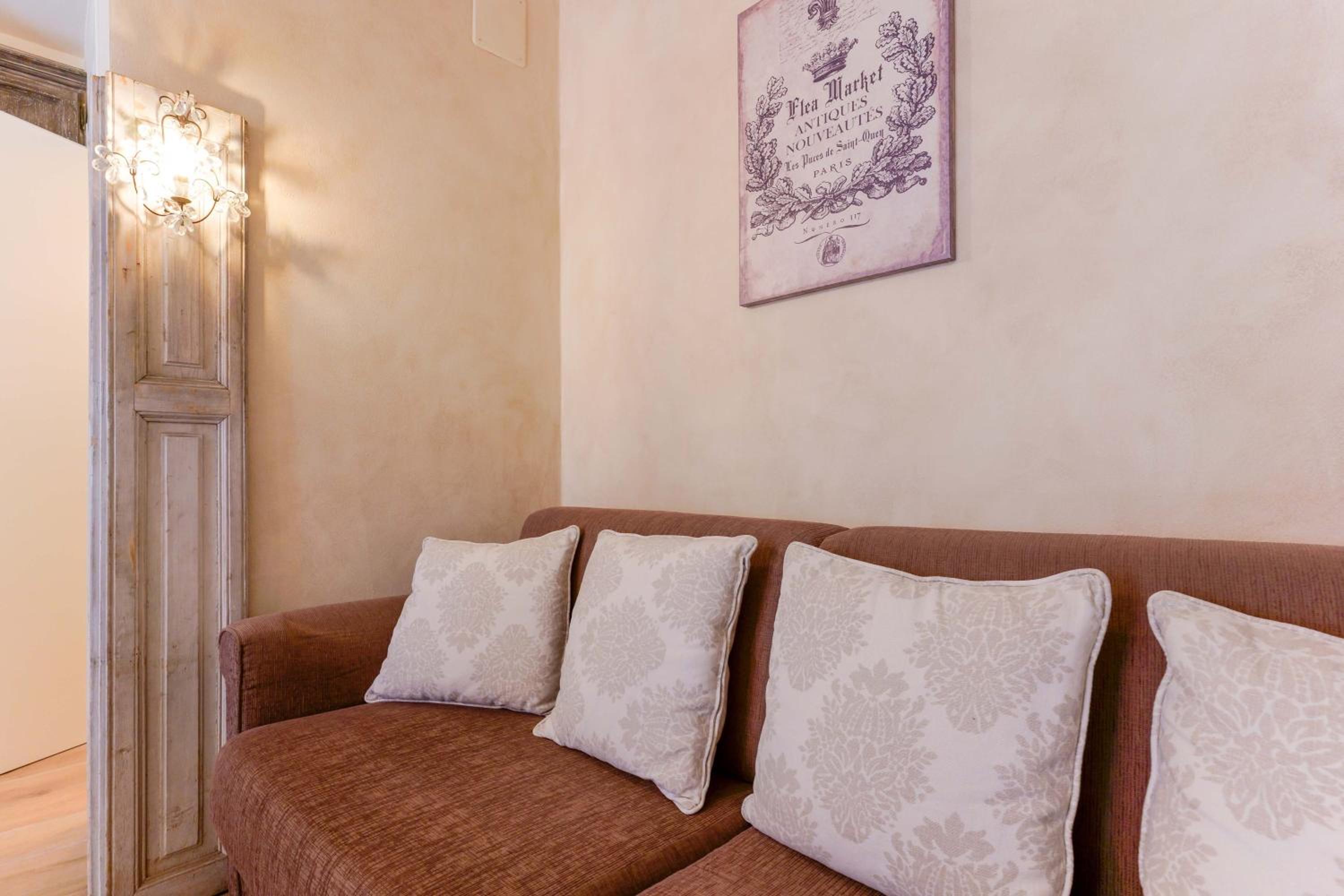 Canaletto apartment by Lesdomus