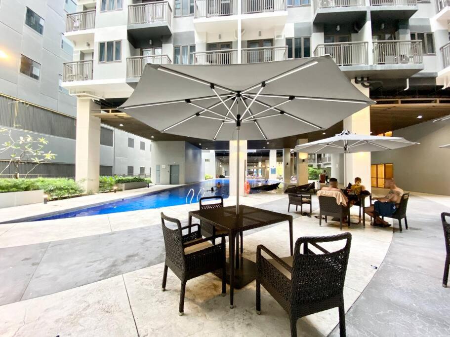 ClaySky Staycation Cozy Modern 1BR unit near MOA with Netflix & HBO Max view 3