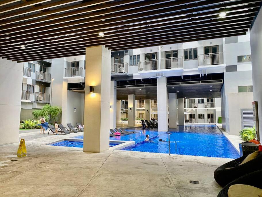 ClaySky Staycation Cozy Modern 1BR unit near MOA with Netflix & HBO Max view 2