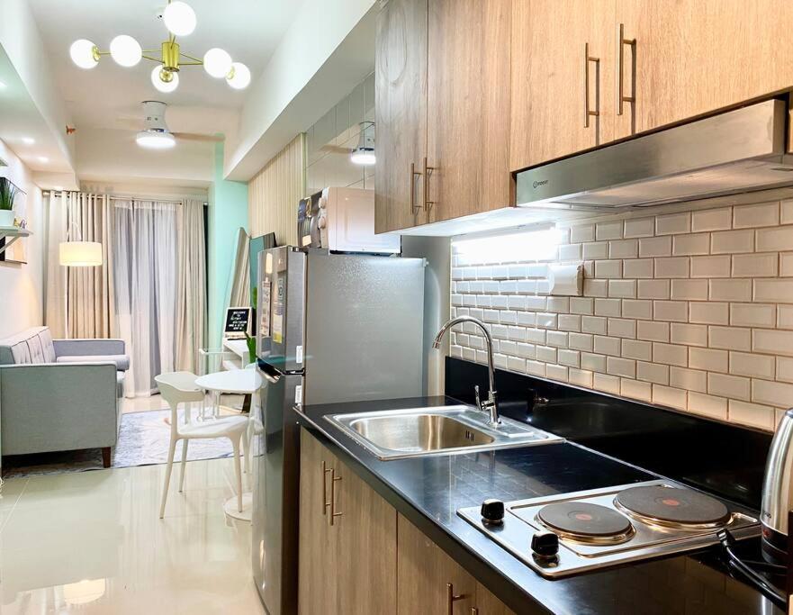 ClaySky Staycation Cozy Modern 1BR unit near MOA with Netflix & HBO Max view 5