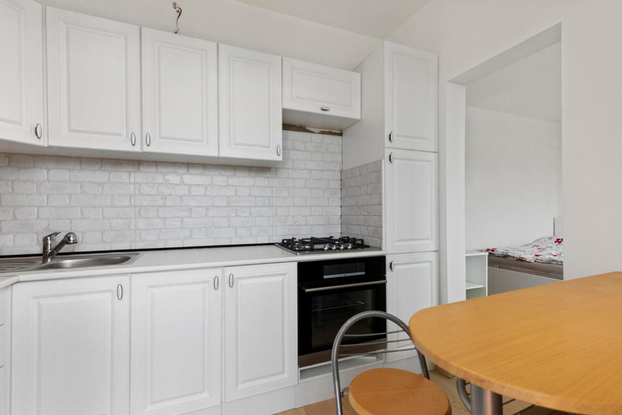 Apartment 20 minutes from city center w Netflix, Coffee or Tea & Parking view 5