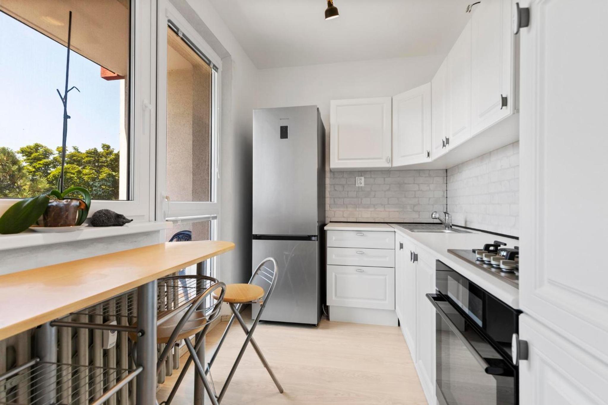Apartment 20 minutes from city center w Netflix, Coffee or Tea & Parking view 3
