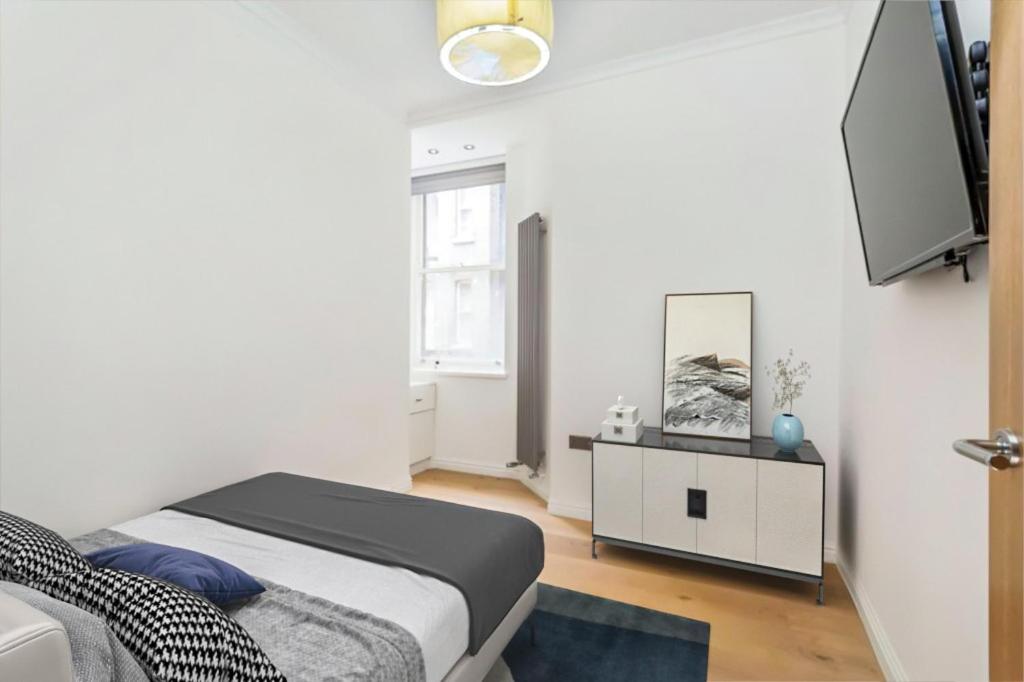 Modern Chelsea Flat, 3Bd 2Bath, with Parking