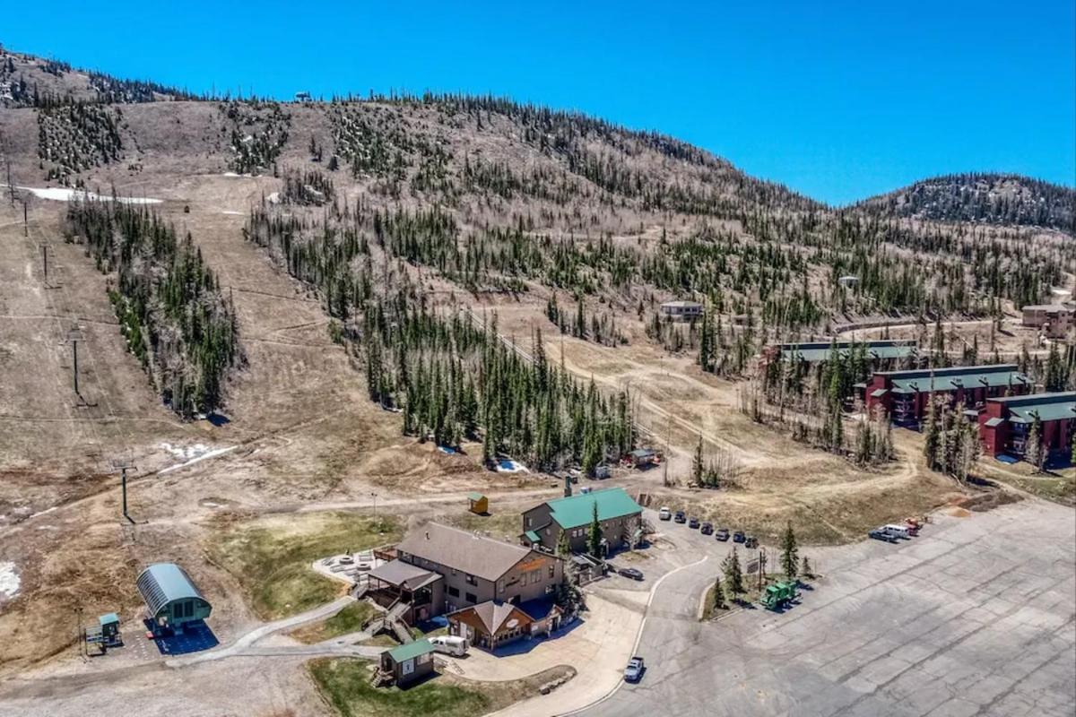 Premium Ski In Ski Out At Giants Steps Chairlift! view 3