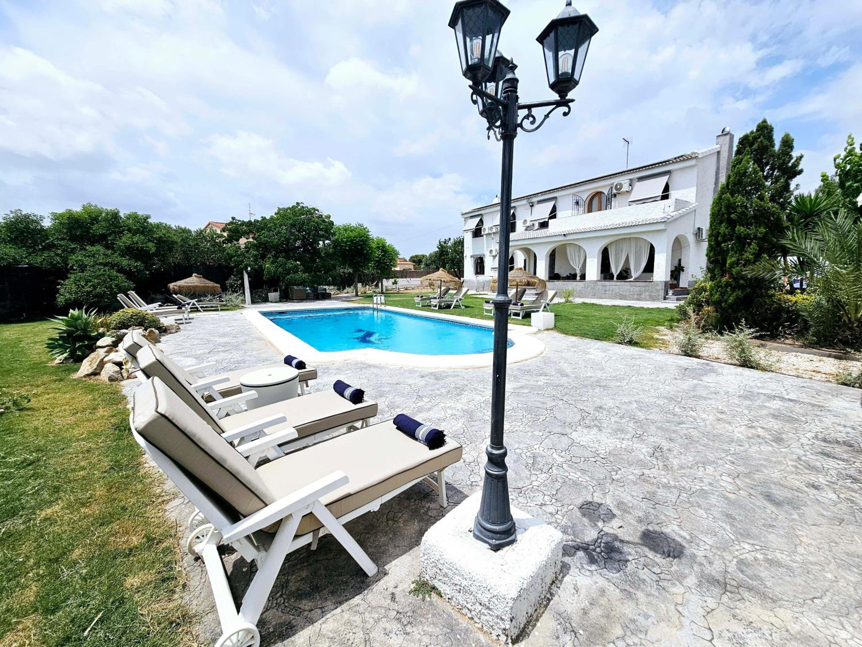 Hotel CHALET ALICANTE Sol y Luz - Image 1