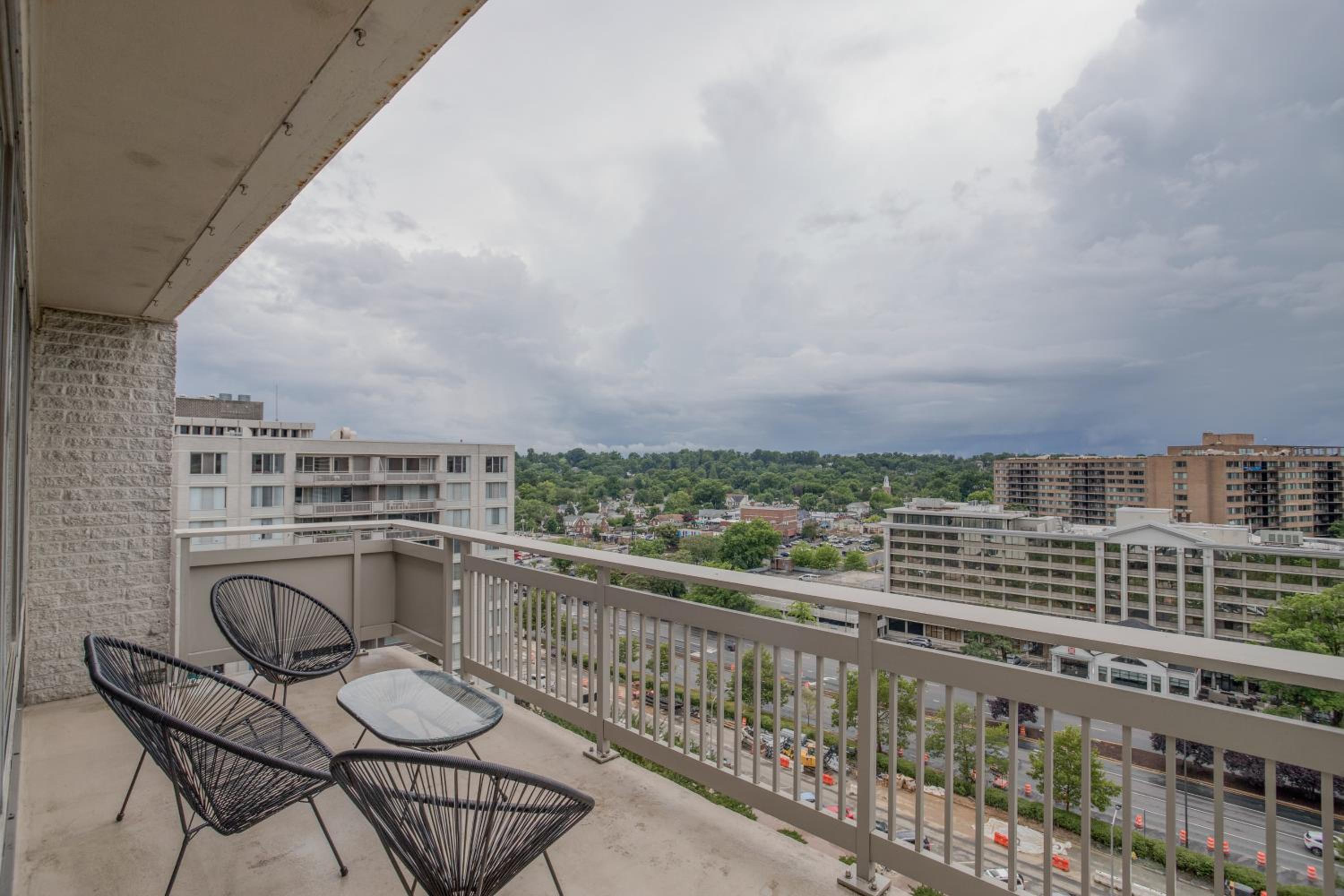 Fantastic 2 BR Apt + Den @Crystal City With Gym