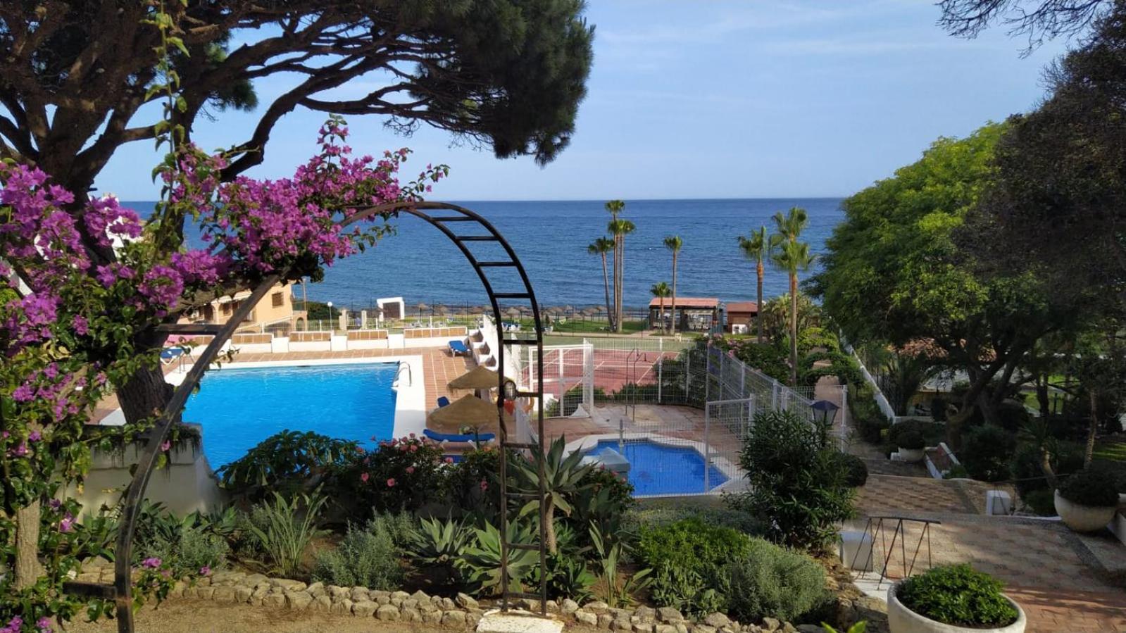 ALHAMAR apartment beachfront in Calahonda
