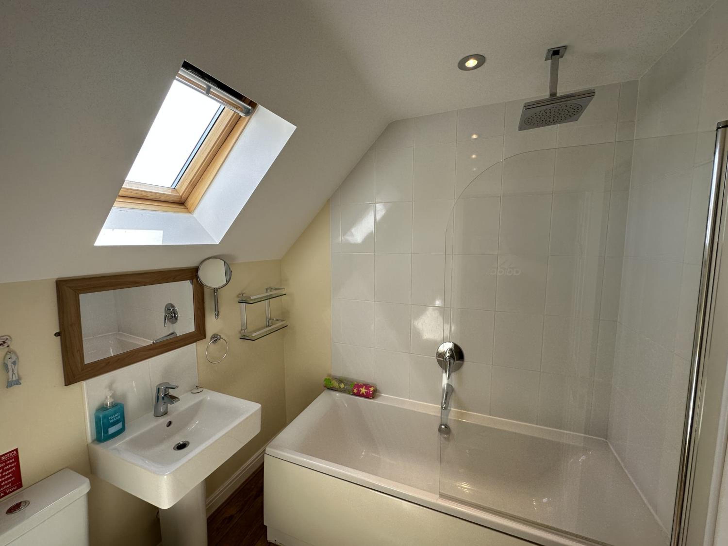 Shell Cottage - Part of the The Bay Filey Holiday Village with pool, gym and direct beach access, pub, restaurant, tennis and meadows walks
