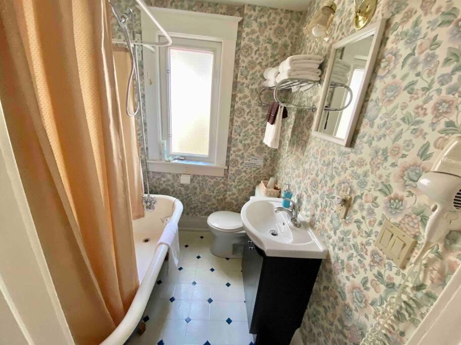 Adorable 2-bedroom unit with jacuzzi beside falls