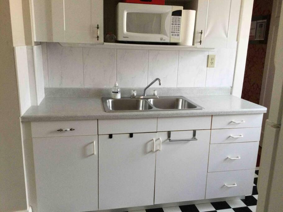 Adorable 2-bedroom unit with jacuzzi beside falls