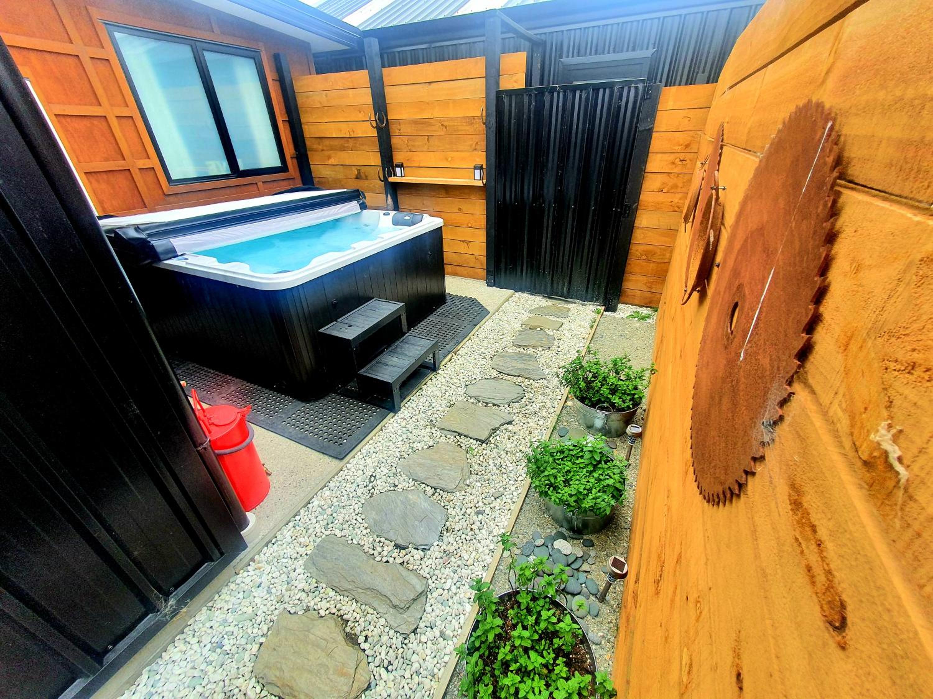 Hawea Heaven: Superking beds + Hot Tub + Mountain view 3