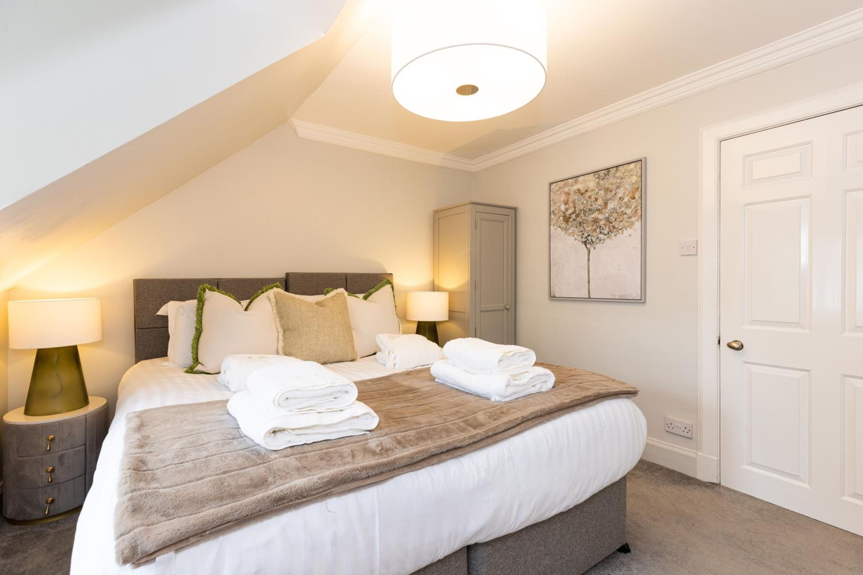 RÌGH Properties - Luxurious City Centre Three Bedroom Apartment view 2