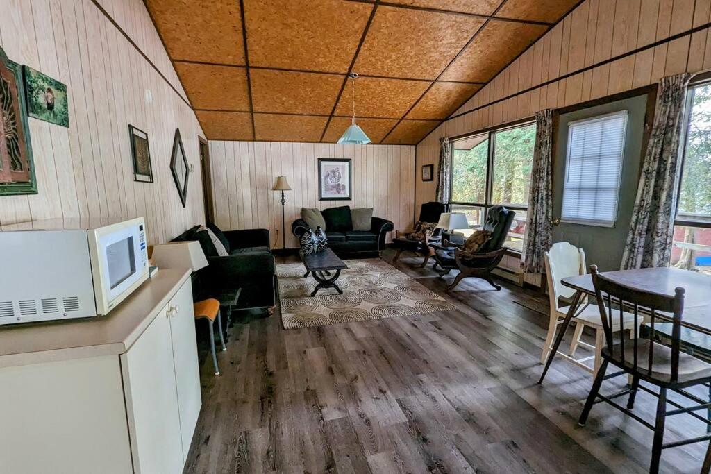 Outstanding Beachfront Cedars Cottage on Wolfe Lake