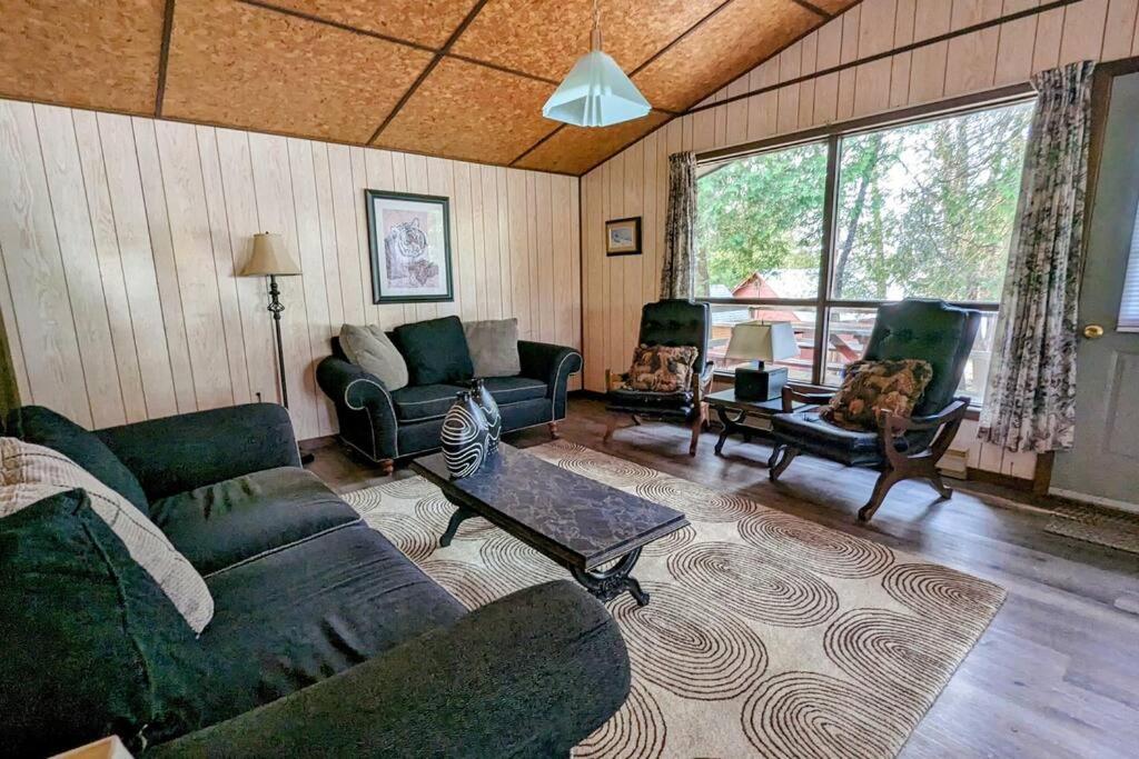 Outstanding Beachfront Cedars Cottage on Wolfe Lake