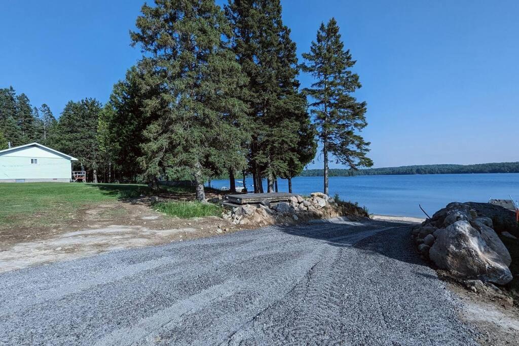 Outstanding Beachfront Cedars Cottage on Wolfe Lake