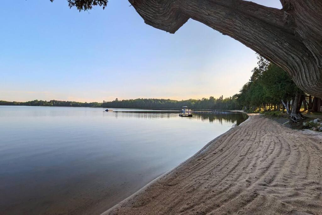 Outstanding Beachfront Cedars Cottage on Wolfe Lake