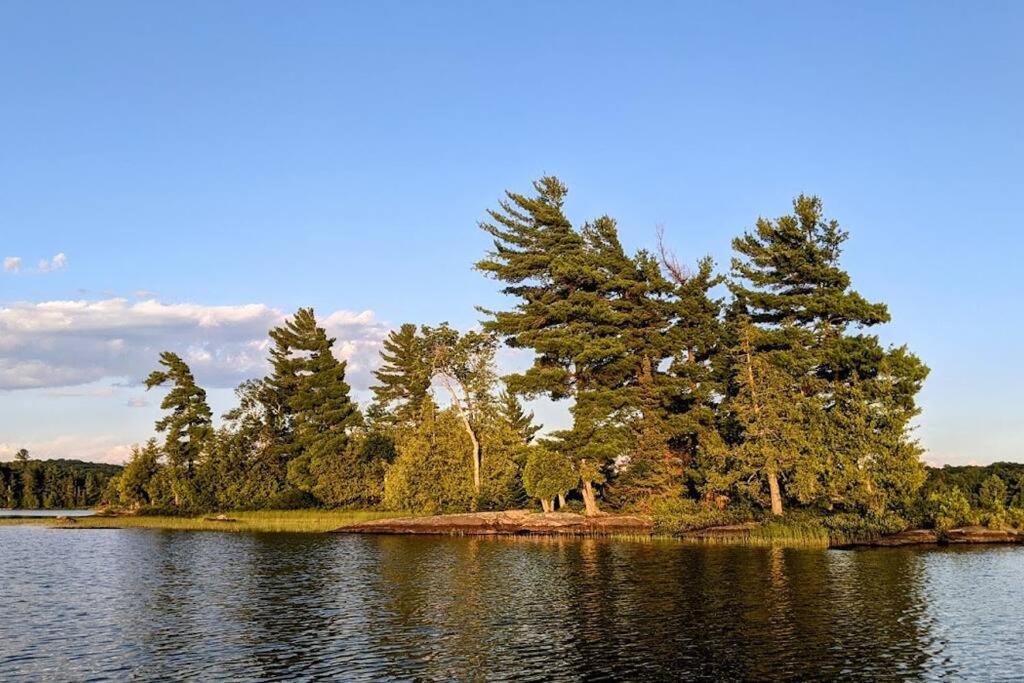 Outstanding Beachfront Cedars Cottage on Wolfe Lake