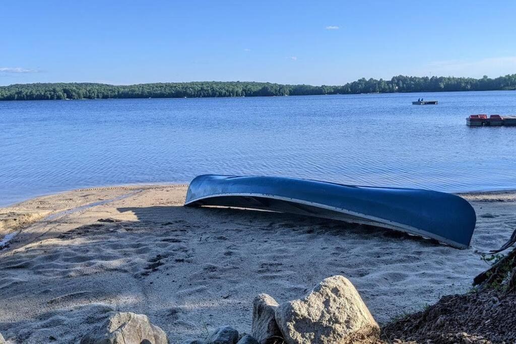 Outstanding Beachfront Cedars Cottage on Wolfe Lake
