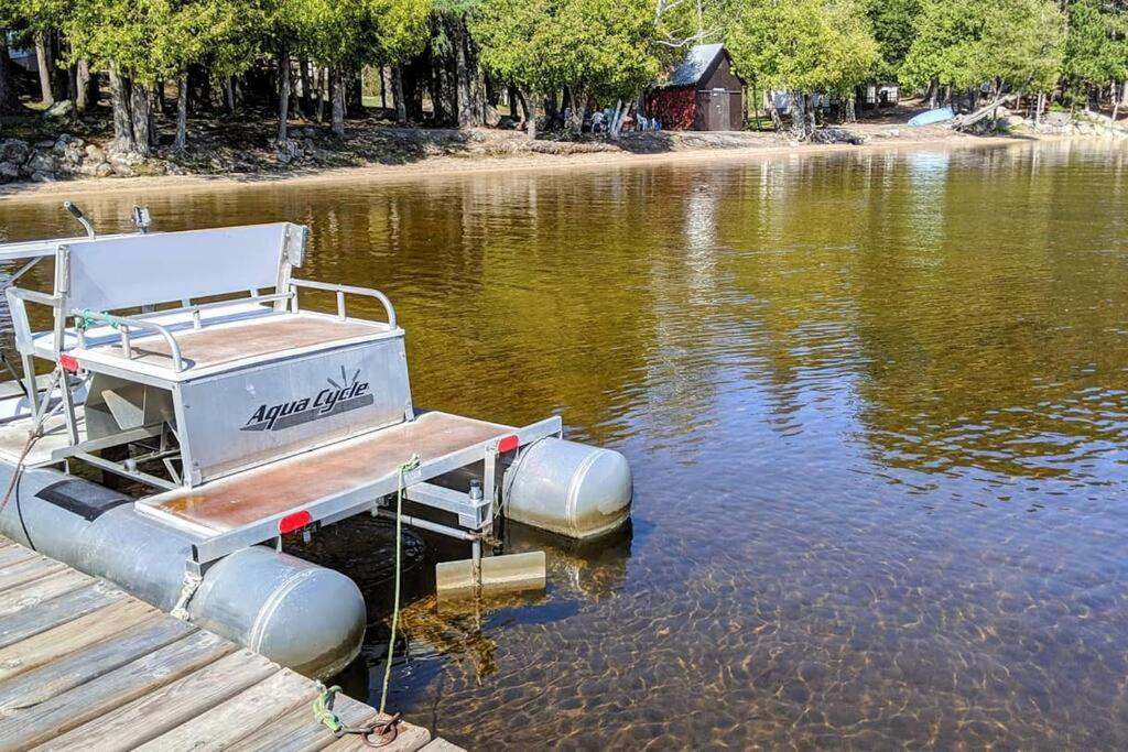 Outstanding Beachfront Cedars Cottage on Wolfe Lake