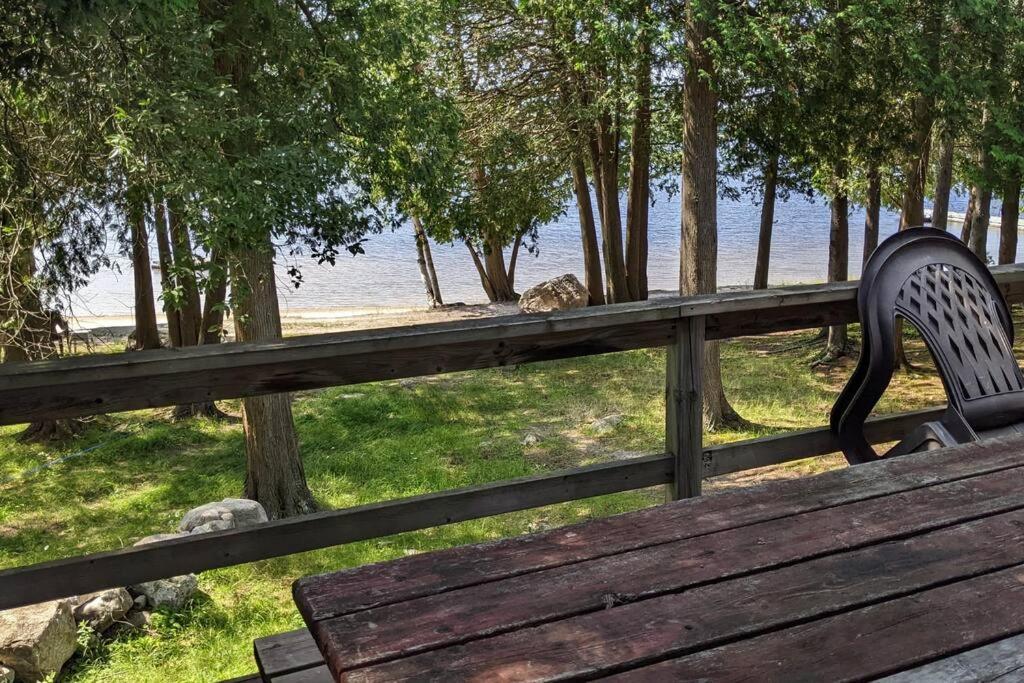 Outstanding Beachfront Cedars Cottage on Wolfe Lake