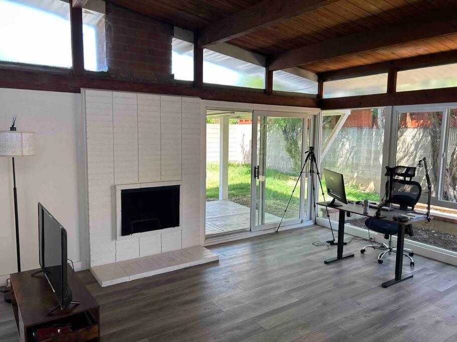 Newly Remodeled 1500sqft Family House City Center view 2